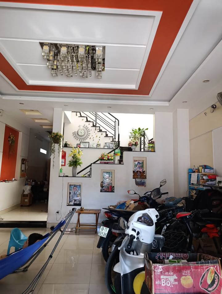 Nhà mặt tiền nhánh Trung Chánh, Hóc Môn 81m² giá 6 tỷ - Sổ hồng riêng, hoàn công đầy đủ!