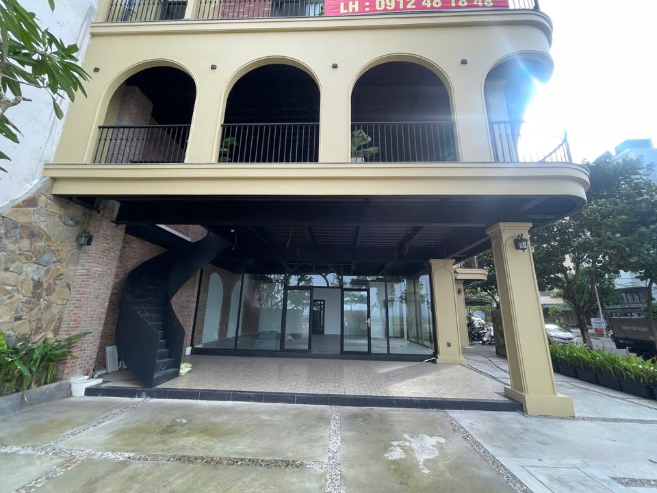 Cho thuê mặt bằng 2 tầng đường Nguyễn Tất Thành, Đà Nẵng - Vị trí mặt tiền lô góc lý tưởng!