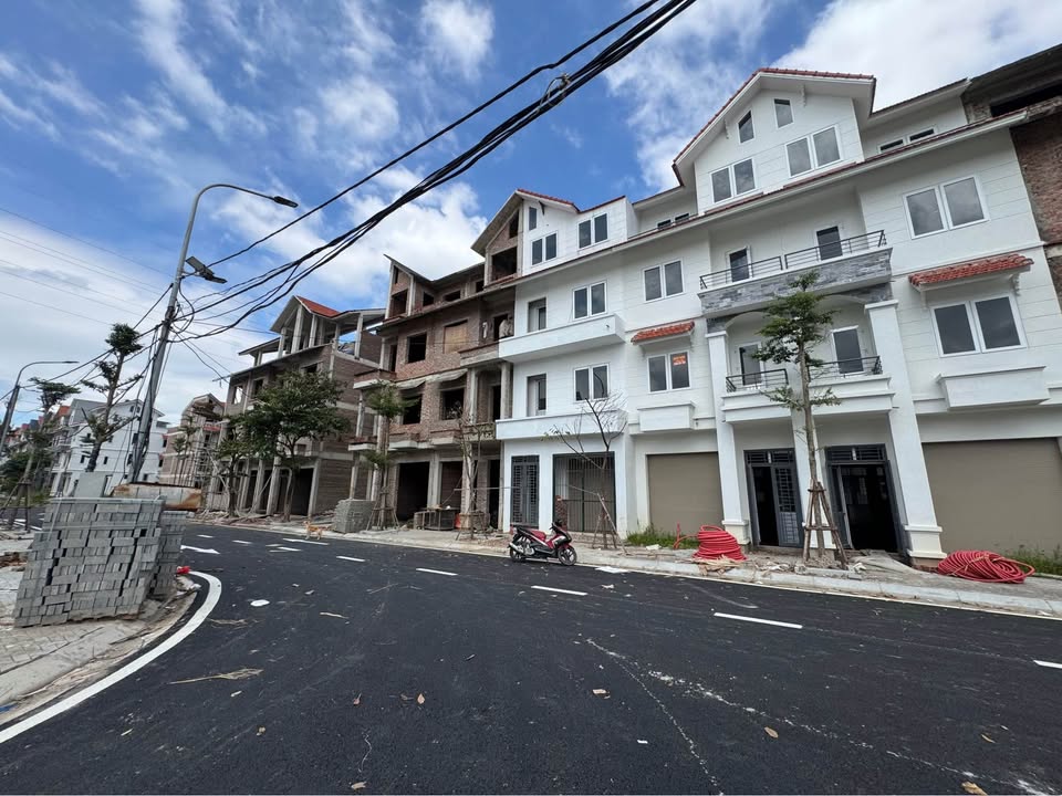 Nhà liền kề Cienco5 Hoàng Quốc Việt 75m² giá chỉ 12 tỷ - Vị trí đắc địa, tiện nghi đầy đủ!