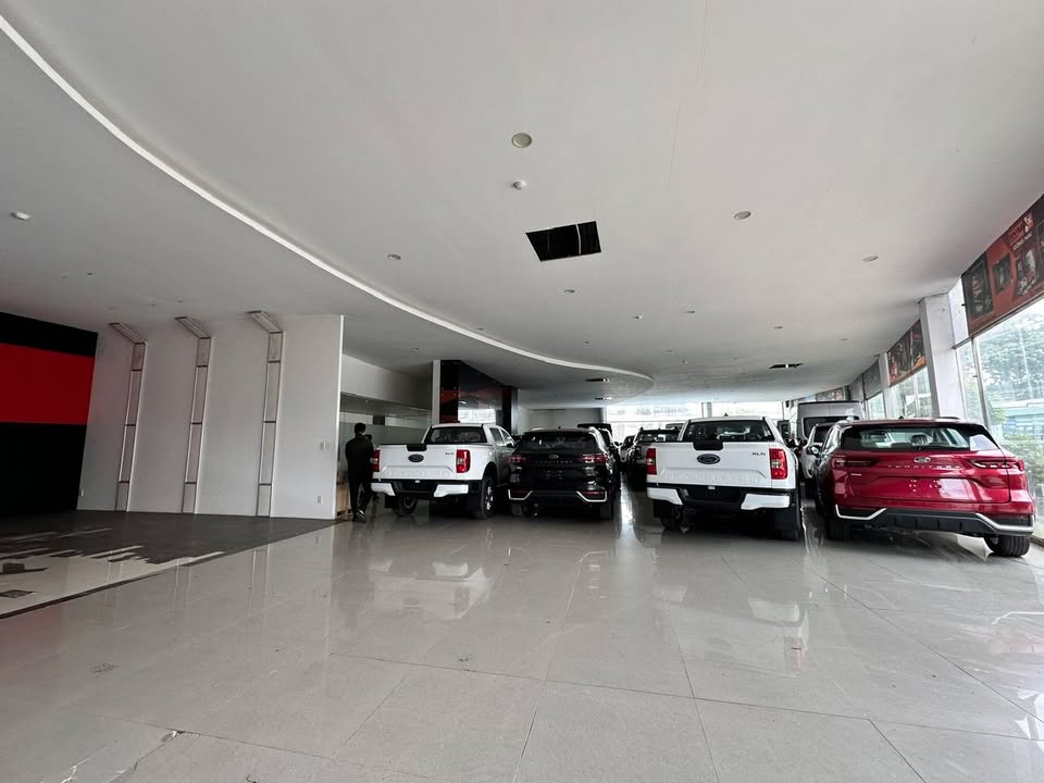 Showroom cho thuê mặt tiền Xa Lộ Hà Nội 1800m² giá 250 triệu - Bàn giao ngay!