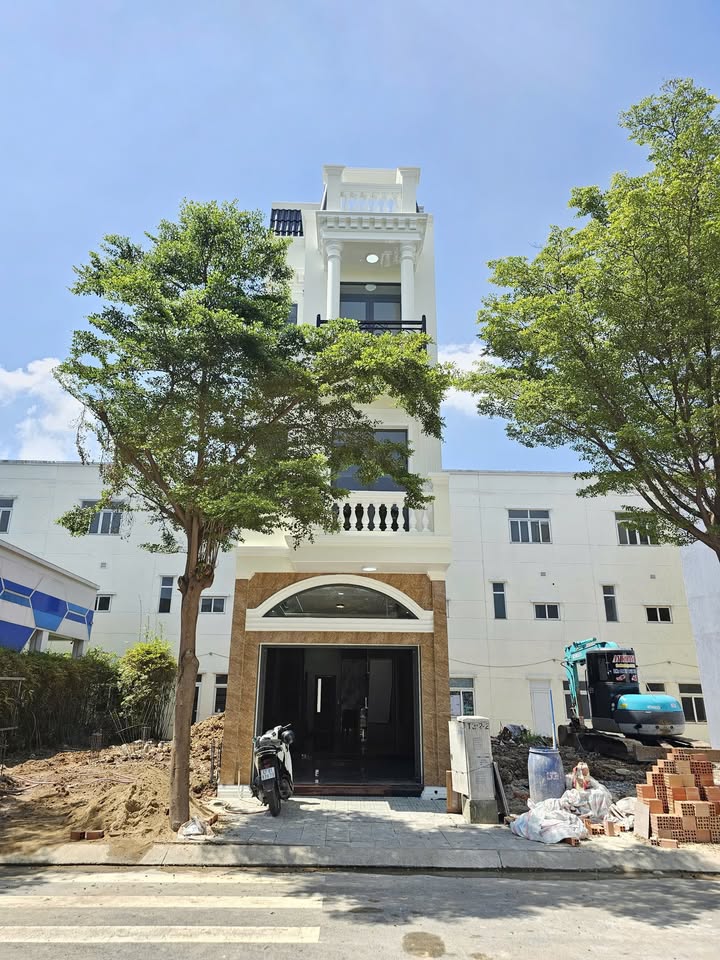 Nhà đẹp 1 trệt 2 lầu 60m² giá 4.95 tỷ - Đầy đủ nội thất, gần Chợ Thông Dụng!