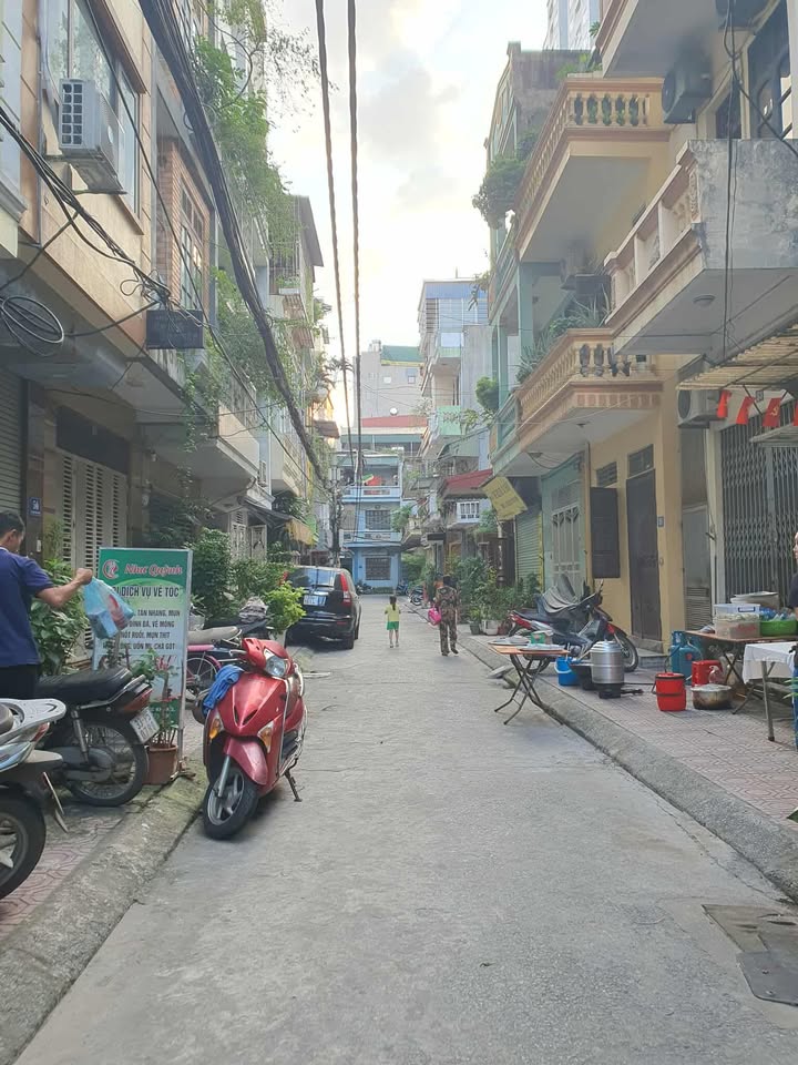 Nhà phố mặt tiền Huỳnh Thúc Kháng, Đống Đa, 32m² giá 9 tỷ - Sổ đỏ chính chủ, kinh doanh tốt!