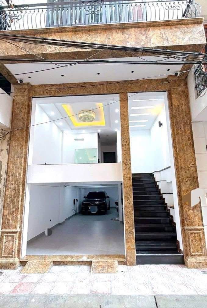 Tòa văn phòng 8 tầng Lạc Trung 70m² giá 29.8 tỷ - Nội thất đẳng cấp, gara ô tô