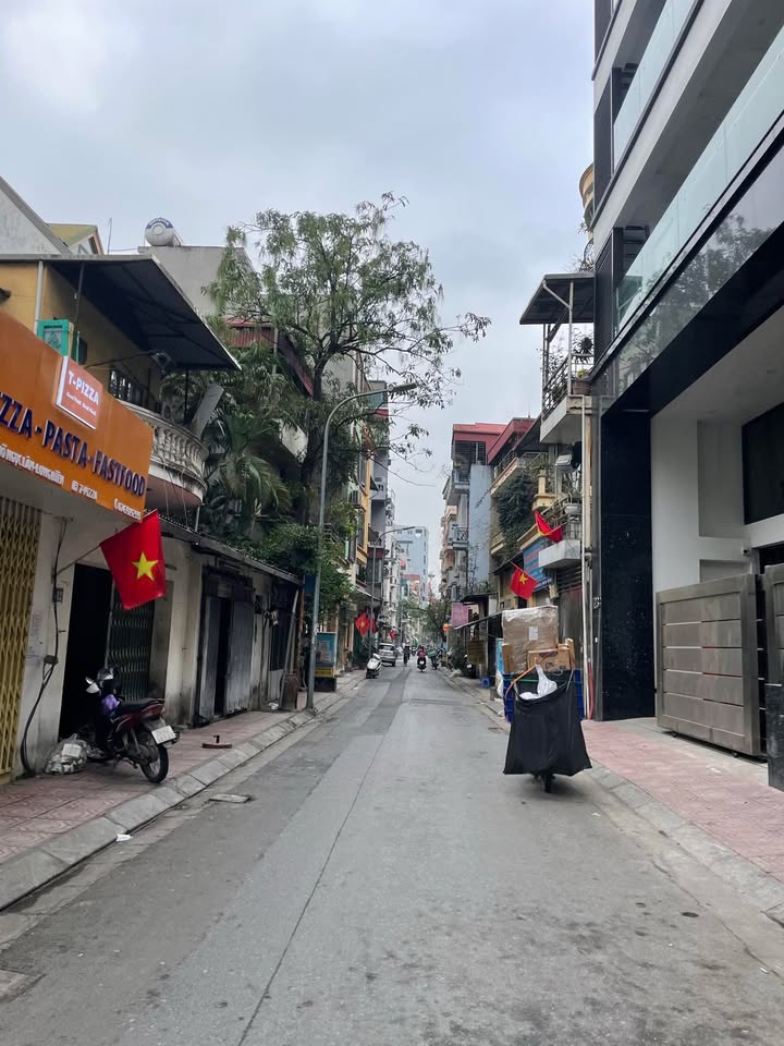 Nhà mặt phố Nguyễn Văn Cừ 150m² giá 40 tỷ - Đầu tư sinh lời ổn định!