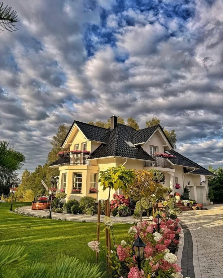 Biệt thự liền kề KĐT Thành Phố Giao Lưu 227m² giá 70 tỷ - Không gian sống đẳng cấp!