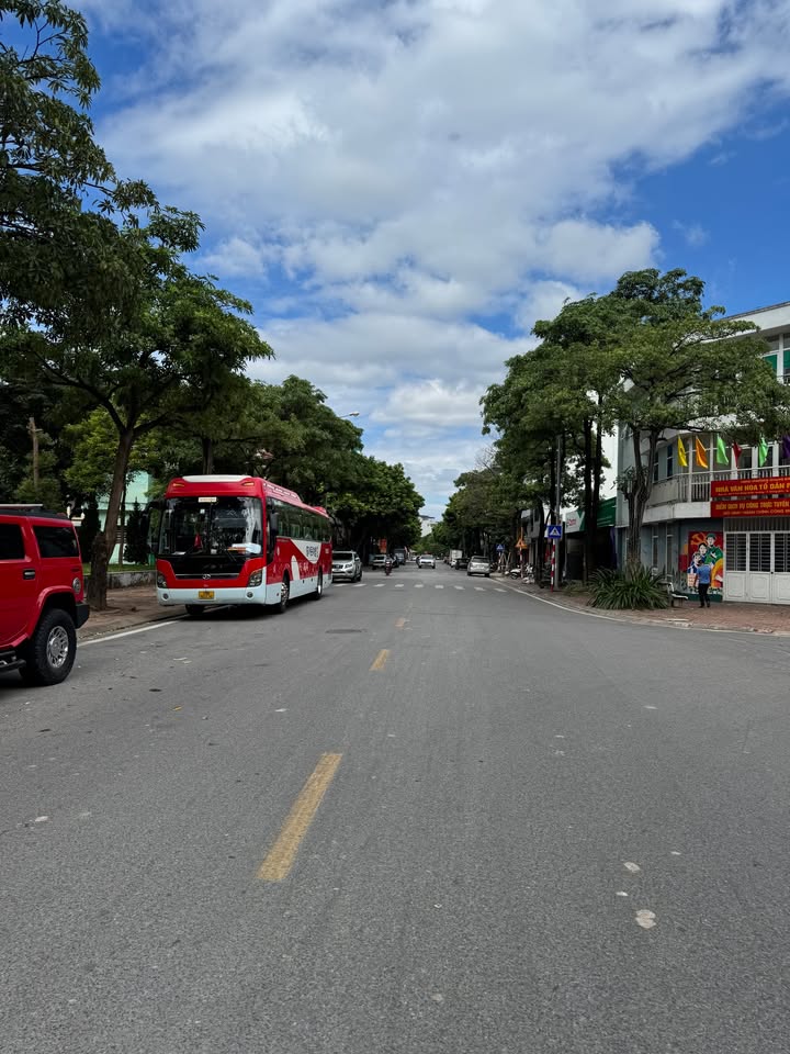 Bán đất Giang Biên, KĐT Việt Hưng 60m² giá 11.38 tỷ - Vị trí đắc địa, sẵn nhà cho thuê!