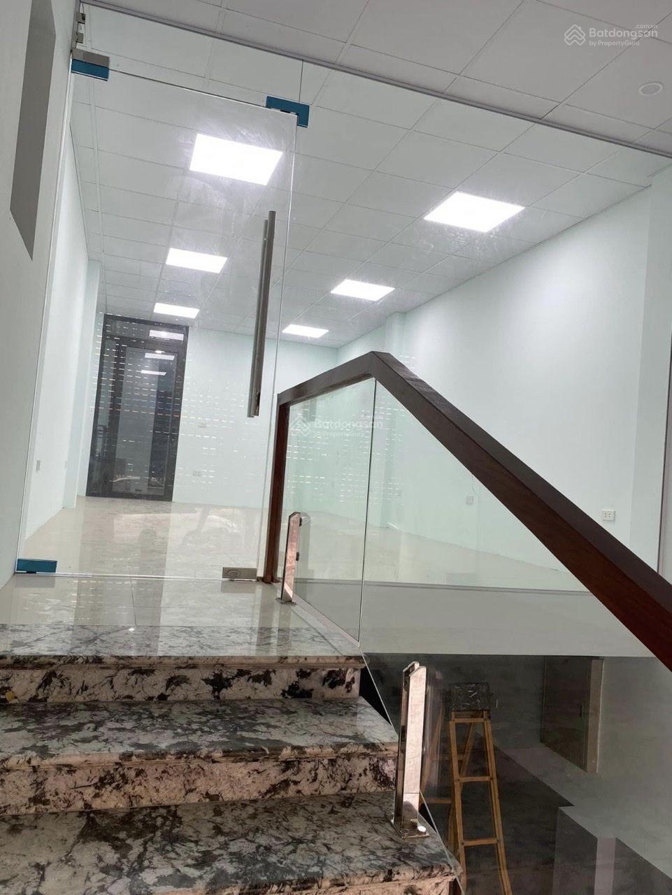 Cho thuê tòa nhà văn phòng mặt phố Ngô Gia Tự - 80m² - Thang máy, hầm để xe - 33 triệu