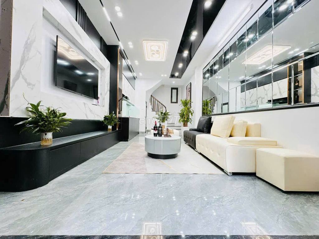 Nhà đẹp Võ Chí Công 32m² giá 8.25 tỷ - Vị trí vàng Cầu Giấy