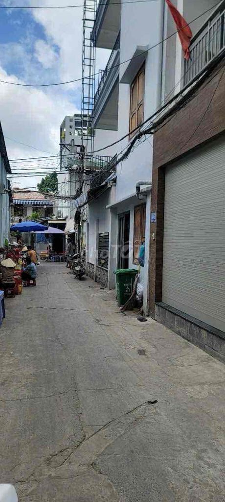 Nhà bán Nguyễn Xí, Phạm Văn Đồng, 110m² giá 7.8 tỷ - Hẻm xe hơi, gần chợ