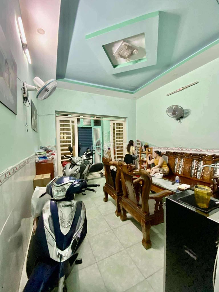 Bán Nhà 2 Tầng Q12 Trần Thị Cờ 60m² giá 3.99 tỷ - Hẻm xe hơi, tiện ích đầy đủ!