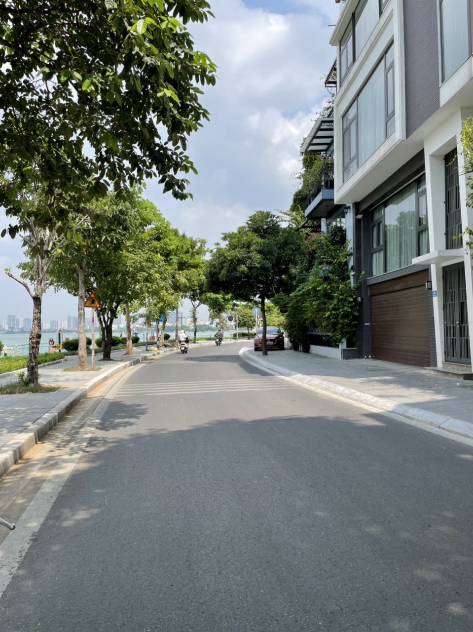 Bán siêu phẩm nhà phố Từ Hoa 380m² giá 320 tỷ - Vị trí đẳng cấp bên hồ Tây!