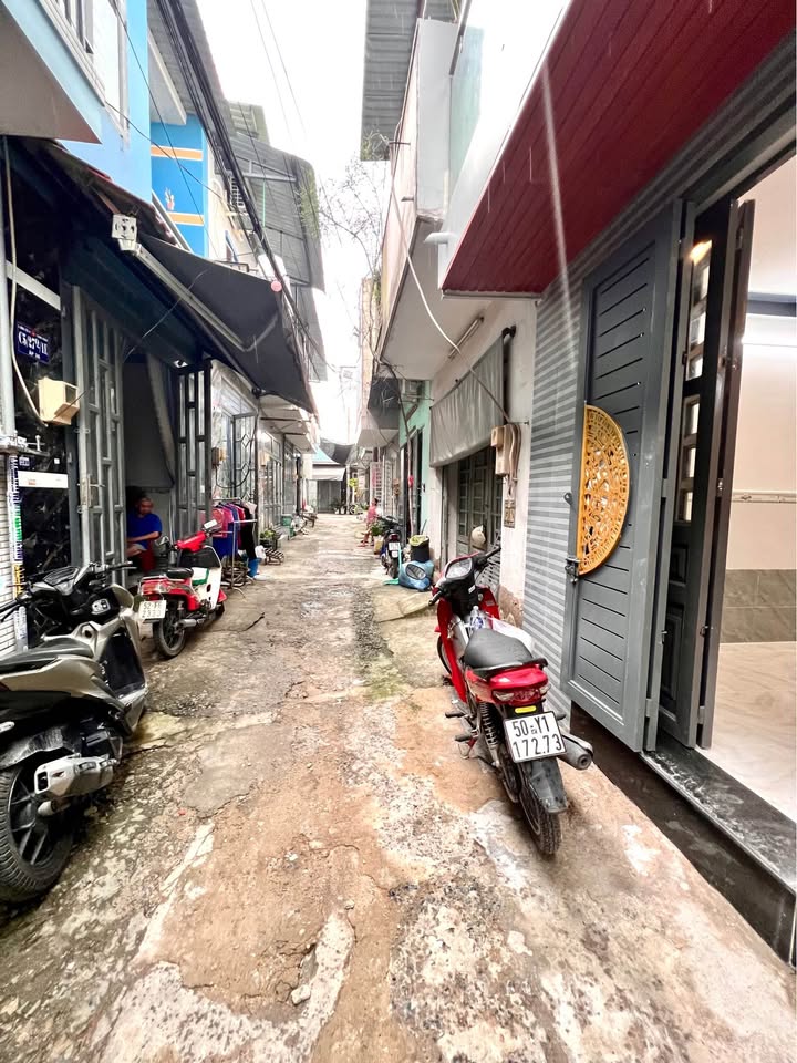 Nhà bán quận Bình Tân 28m² giá 1.5 tỷ - Hướng Đông, vị trí đắc địa!