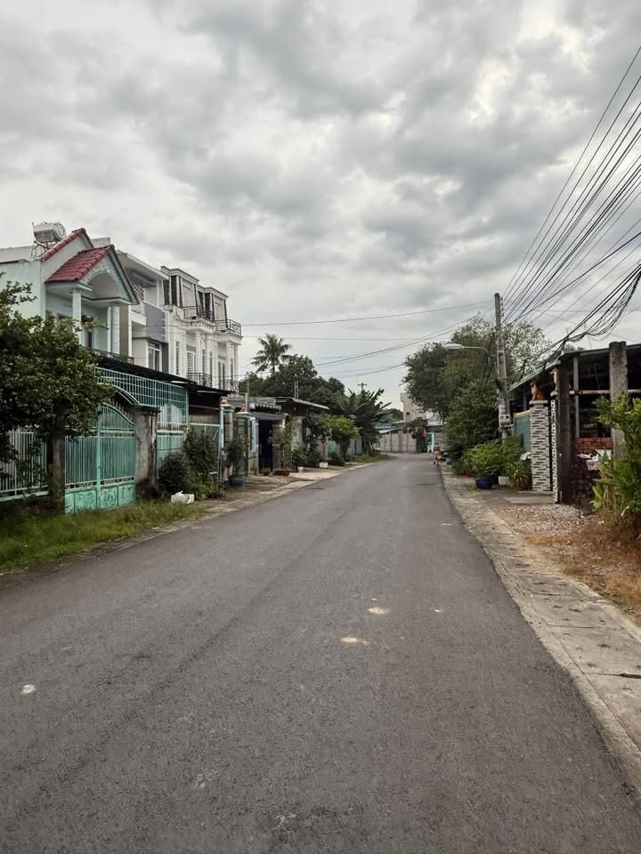 Nhà mặt tiền DX 048, Phú Mỹ 1694.5m² giá 3.9 tỷ - Sổ hồng chính chủ, thổ cư 100%!