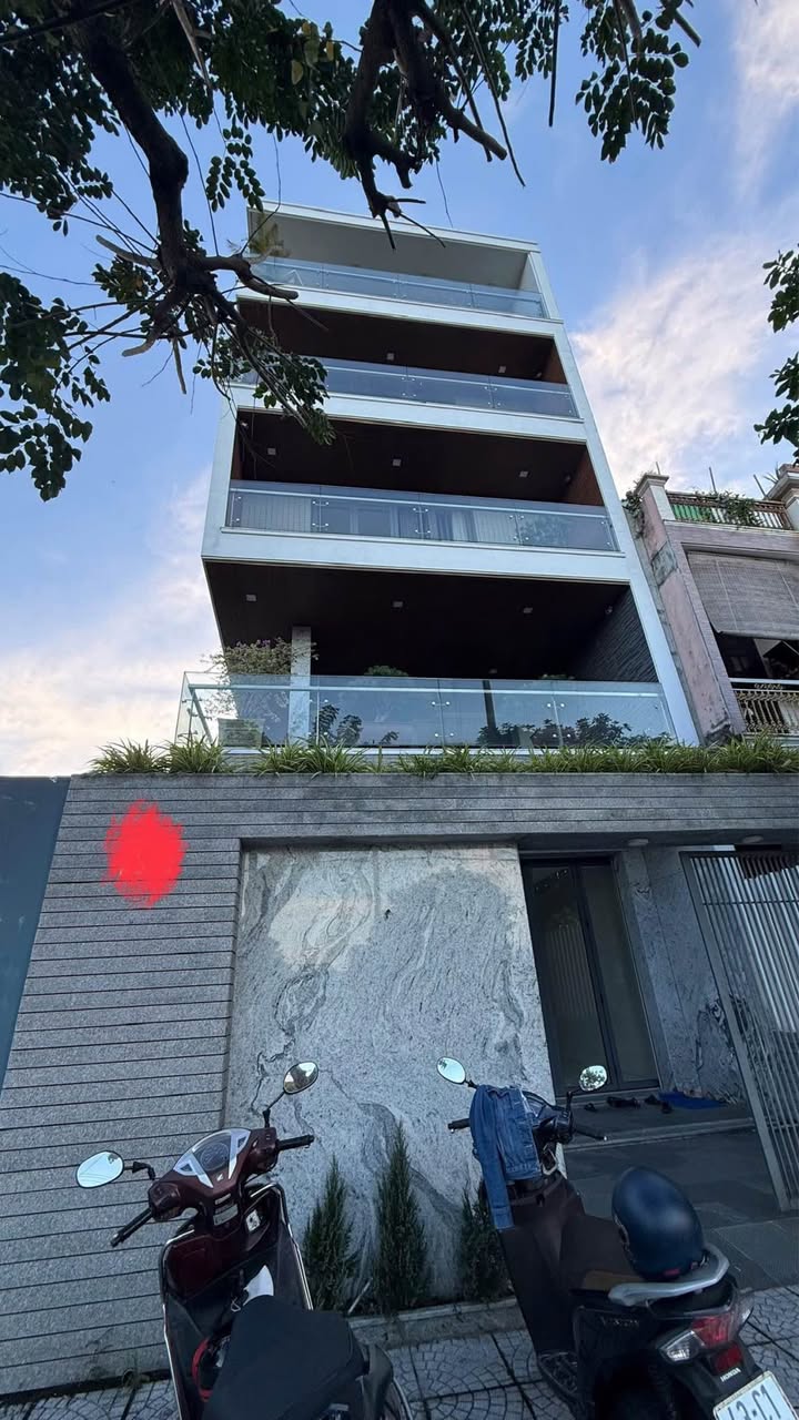 Cho thuê tòa nhà 5 tầng đường Nguyễn Phước Tần, Đà Nẵng 143m² - Thiết kế sang trọng, thang máy hiện đại!