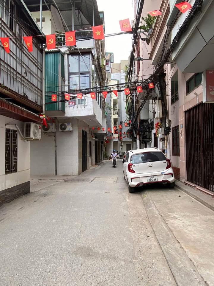 Nhà 5 Tầng Hồng Hà, Ba Đình 17m² giá 5.7 tỷ - Thiết kế hiện đại, sổ đỏ chính chủ!