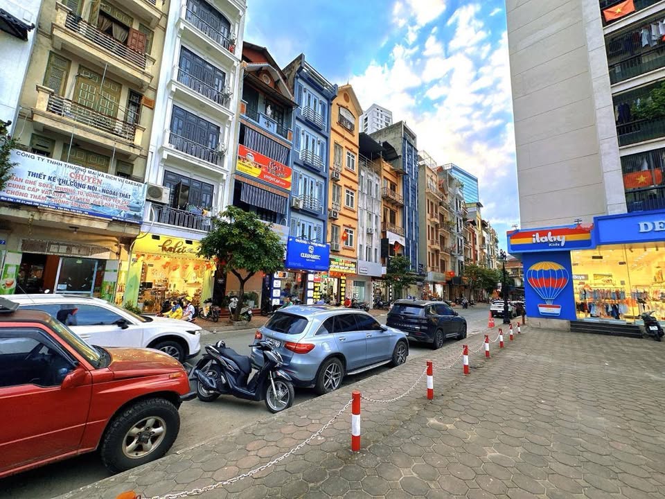 Bán gấp FrontHouse Trung Kính - Cầu Giấy 40m² giá 23.8 tỷ - Kinh doanh sầm uất!