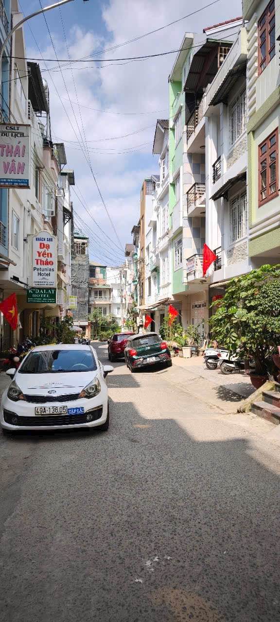 Nhà mặt tiền Hoàng Văn Thụ, Đà Lạt 72m² giá 10 tỷ - Kinh doanh thuận lợi!