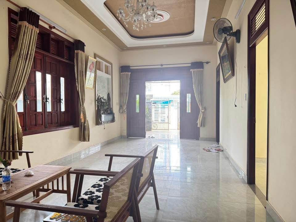 Nhà phố Bảo Lộc 192m² giá 5.5 tỷ - Sân ô tô, gần khu dân cư ổn định!