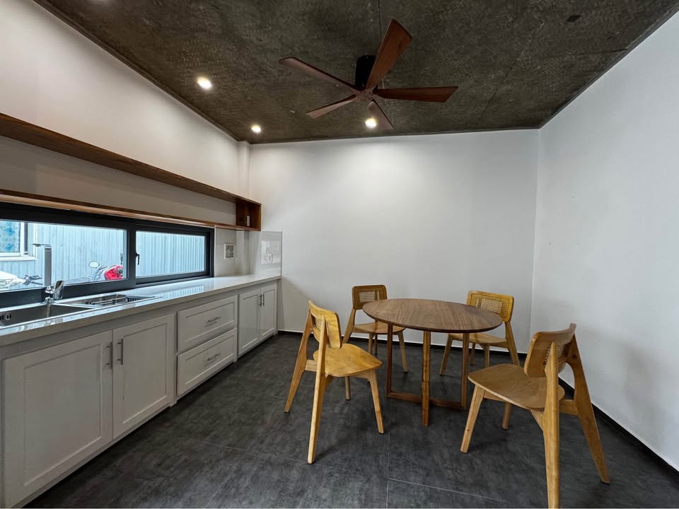 Nhà 2 tầng kiệt 227 Trần Phú, Trường An, TP Huế giá chỉ 2.5 tỷ - Thiết kế độc đáo, vào ở ngay!