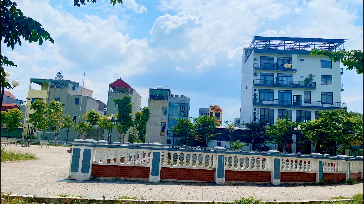 Đất tặng nhà 3 tầng Kim Chung 90m² giá 6 tỷ - Ô tô đỗ cửa, tiện ích đầy đủ!