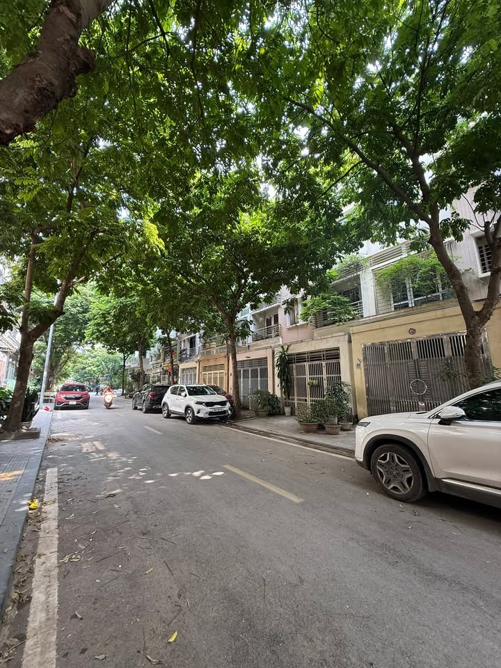 Nhà liền kề KĐT Văn Phú 80m² giá 20.5 tỷ - Ô tô dừng đỗ, tiện ích đầy đủ!