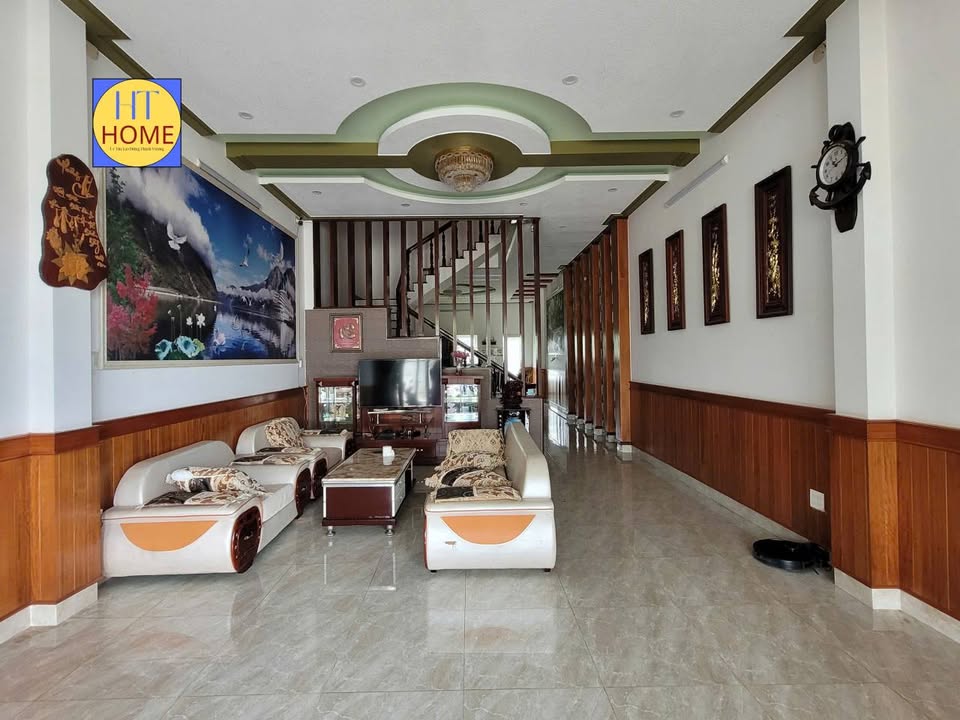 Nhà mặt tiền Lý Thường Kiệt, Bảo Lộc 3 tầng giá 11 triệu - Thích hợp mở văn phòng, spa!