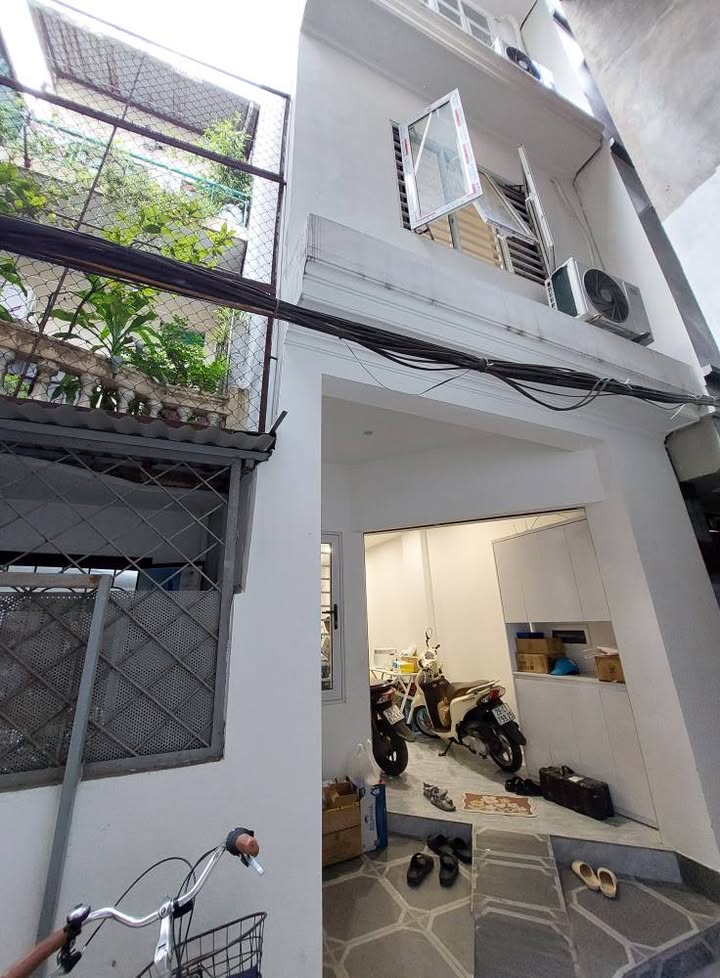 Nhà 2 mặt ngõ Nghi Tàm, Tây Hồ 42m² giá 10.7 tỷ - Thiết kế thoáng đãng, gần Hồ Tây!