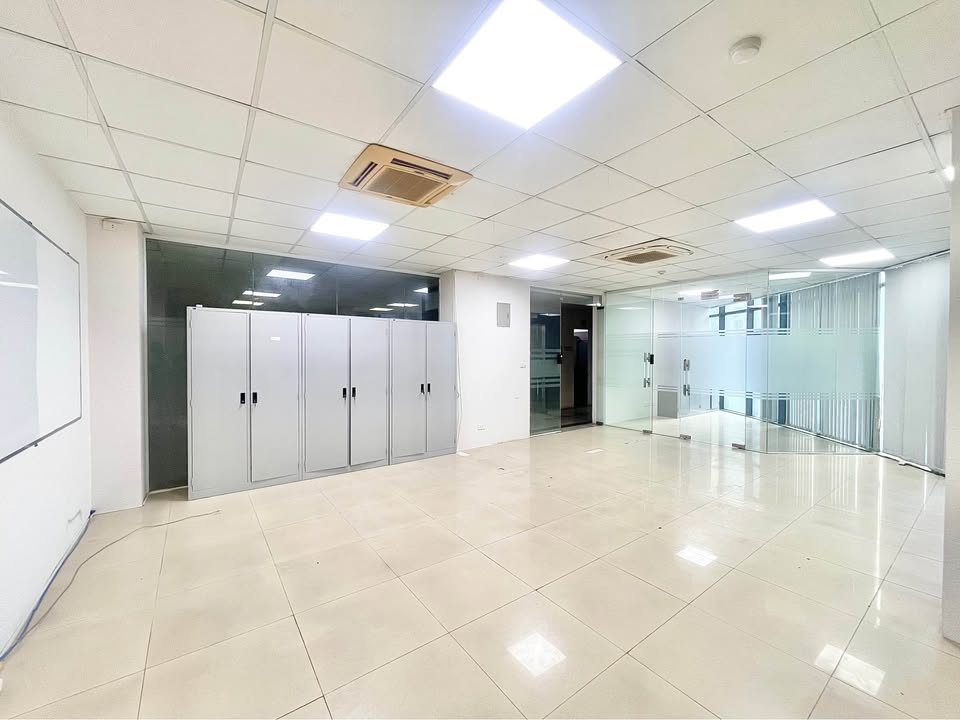 Văn phòng cho thuê tại Nguyễn Khánh Toàn 100m² giá 15 triệu - Không gian làm việc linh hoạt!