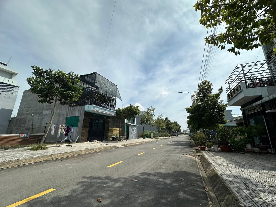 Đất nền Nhơn Trạch 100m² giá 3.2 tỷ - Vị trí kinh doanh thuận lợi!