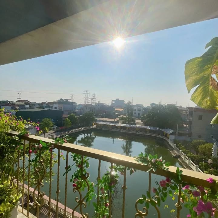 Căn nhà 4 tầng Ninh Hiệp 50m² giá 13.5 tỷ - Mặt tiền kinh doanh, view hồ thoáng mát!