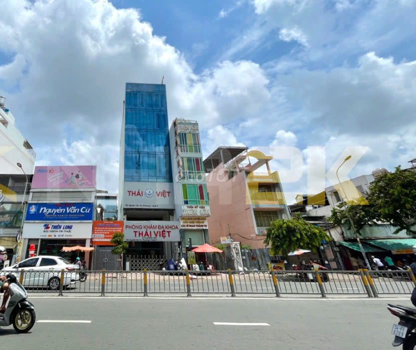 Cho thuê tòa nhà văn phòng mặt tiền Nguyễn Văn Cừ, Quận 1 - Giá 200 triệu/tháng