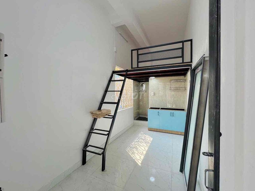 Phòng gác mới có ban công tại công viên Hoàng Văn Thụ, 25m² chỉ 3.5 triệu - Nhận phòng đầu tháng 11!