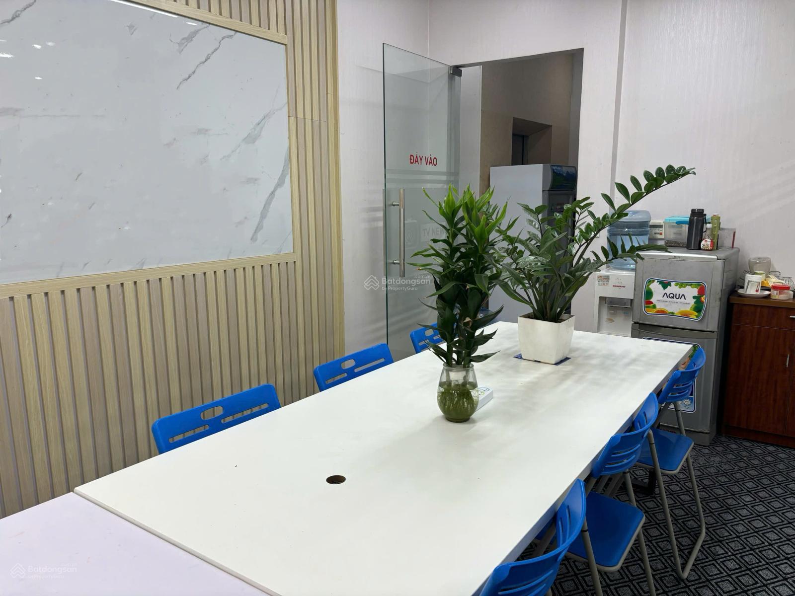 Văn phòng cho thuê Cầu Giấy 72m² - Phù hợp cho đội nhóm từ 8-15 người!