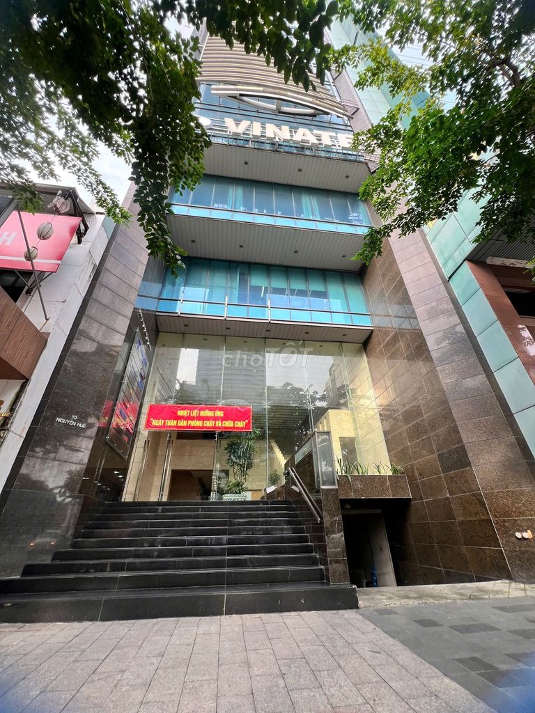 Nhà Mặt Tiền Đường Nguyễn Huệ Quận 1 400m² giá 100 triệu - Khu trung tâm sầm uất!