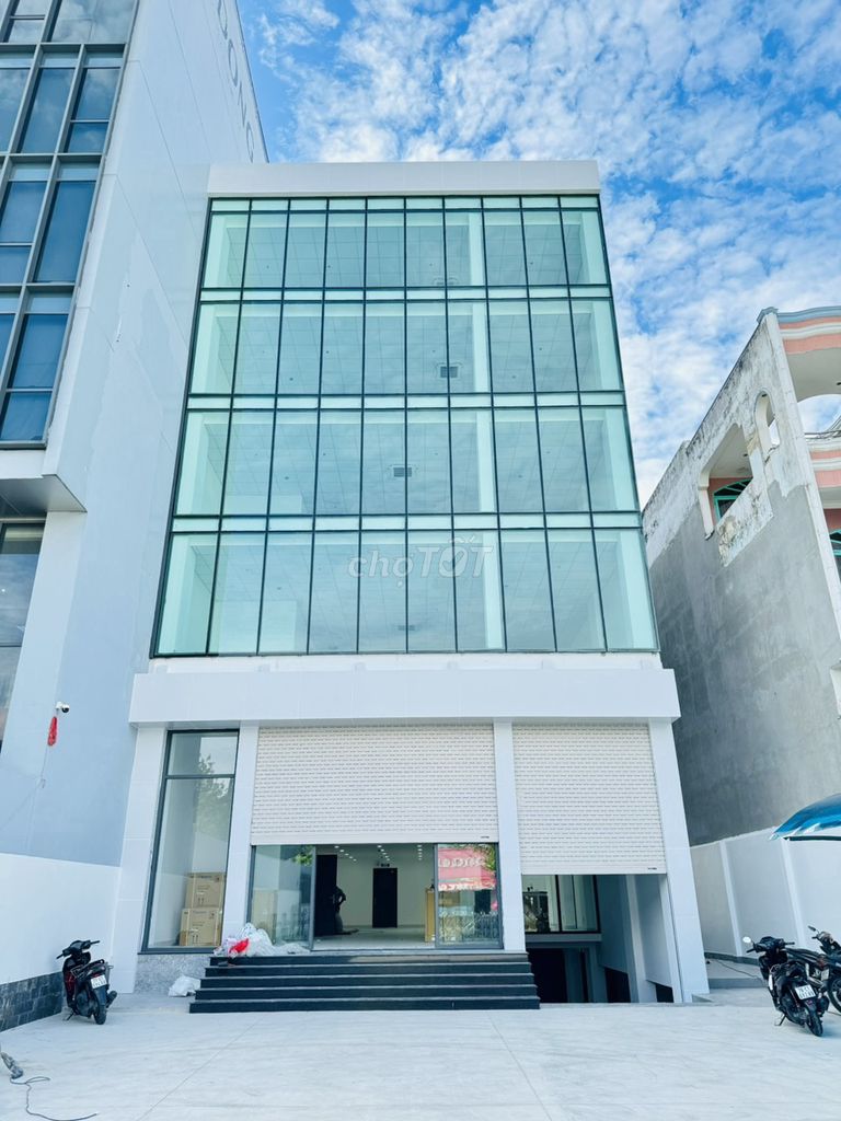 Cho thuê toà nhà mới xây mặt tiền đường Nguyễn Bỉnh Khiêm 840m² - Gần trung tâm Q.1