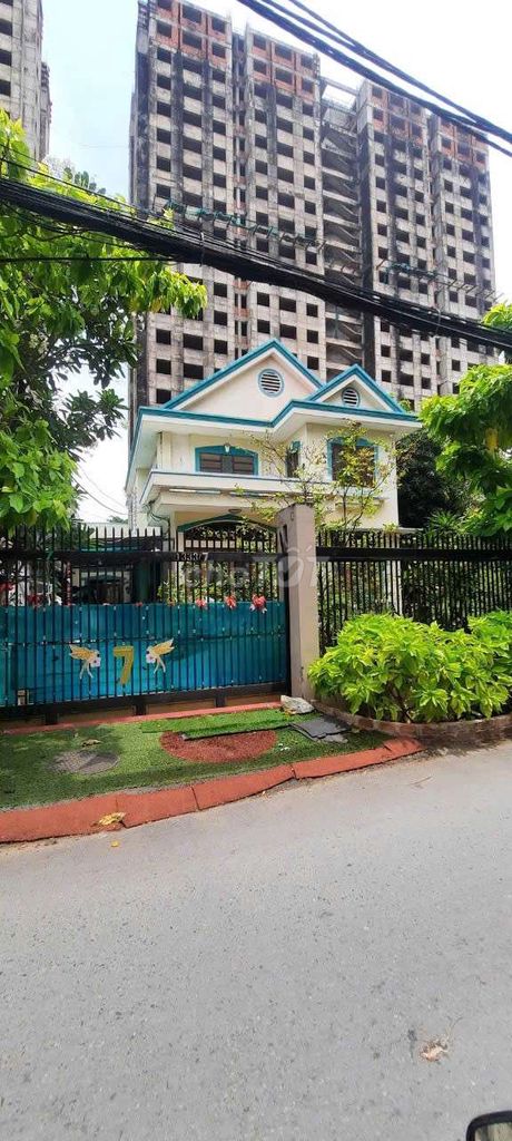 Biệt thự sân vườn mặt tiền đường Lê Thị Chợ, Q.7, 684m² - Đầu tư sinh lời ngay!