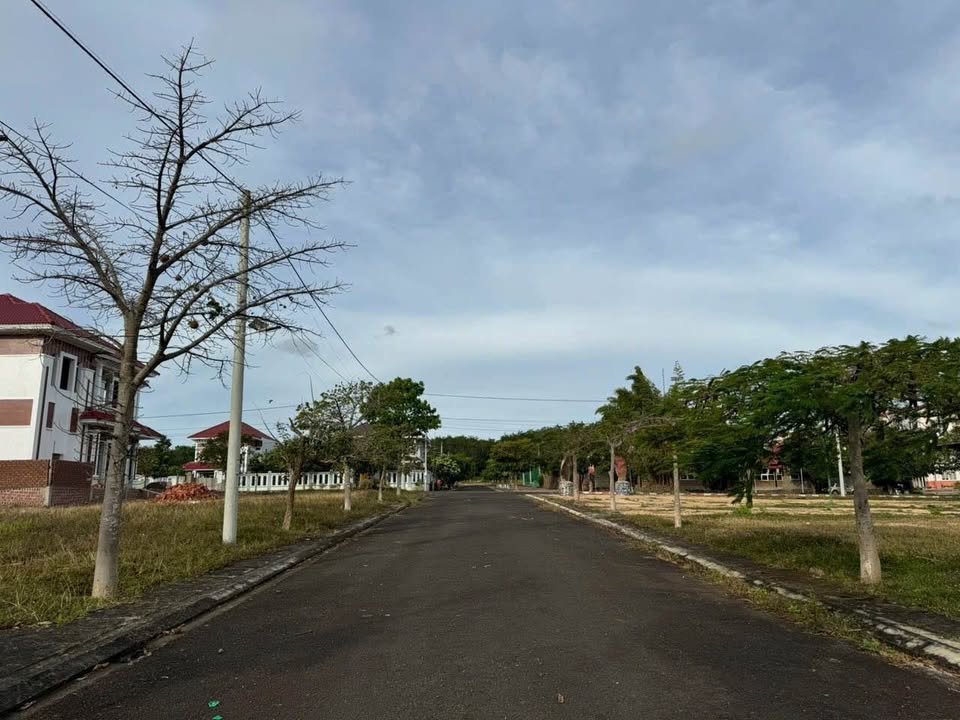 Đất thổ cư Khu Hoàng Thành Đăk Cấm 200m² giá 800 triệu - Hướng Nam, tiện ích đầy đủ!