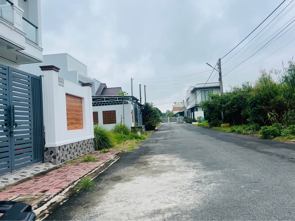 Đất mặt tiền nhựa 116m² tại phường Long Đức - Giá 1.1 tỷ, khu dân cư đông đúc!