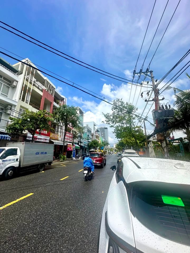 Nhà phố 3 tầng mặt tiền Núi Thành, Hải Châu, Đà Nẵng 100m² giá 14 tỷ - Đầu tư sinh lời cao!