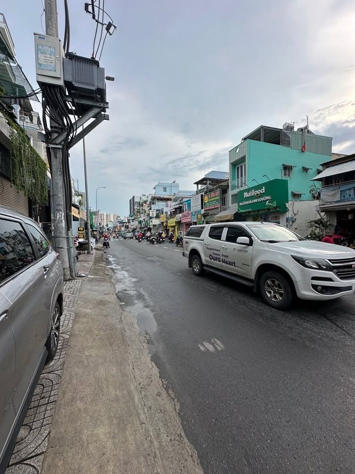 Nhà 7 tầng mặt tiền Lạc Long Quân 77m² giá 17 tỷ - Thang máy hiện đại