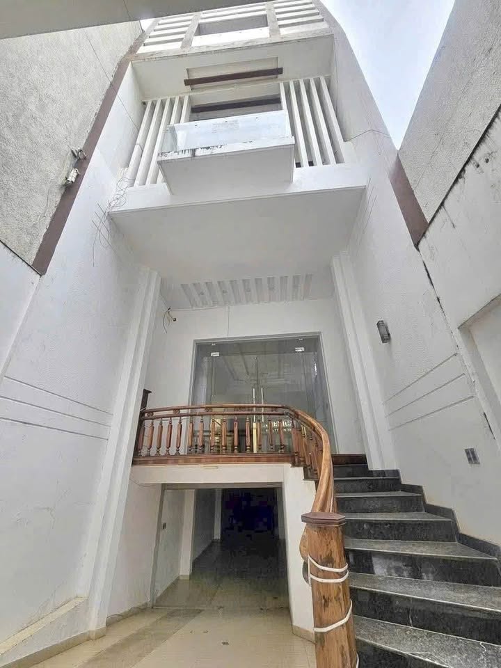 Cho thuê tòa nhà 5 tầng mặt tiền Phan Chu Trinh 550m² giá 40 triệu - Kinh doanh sầm uất!