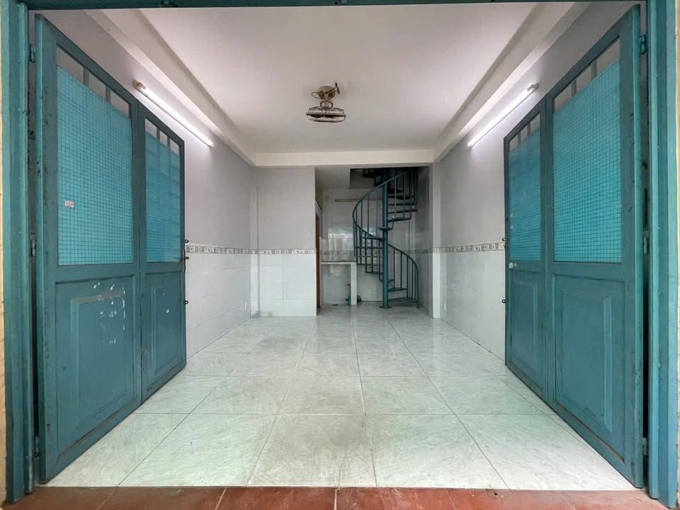 Nhà cho thuê hẻm Tân Sơn Nhì, quận Tân Phú 17m² giá 5 triệu - Không thể bỏ lỡ!