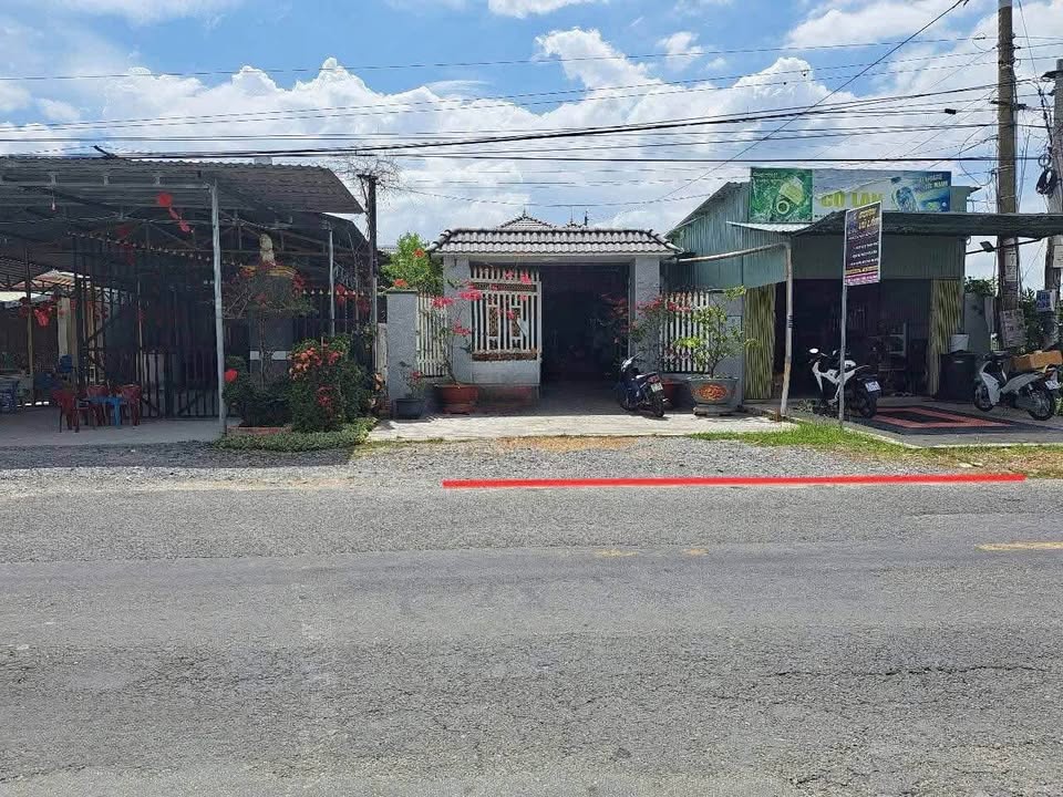 Nhà cấp 4 kiểu biệt thự mặt tiền TL817, Thủ Thừa, Long An 690m² giá 5 tỷ - Sẵn sàng ở ngay!