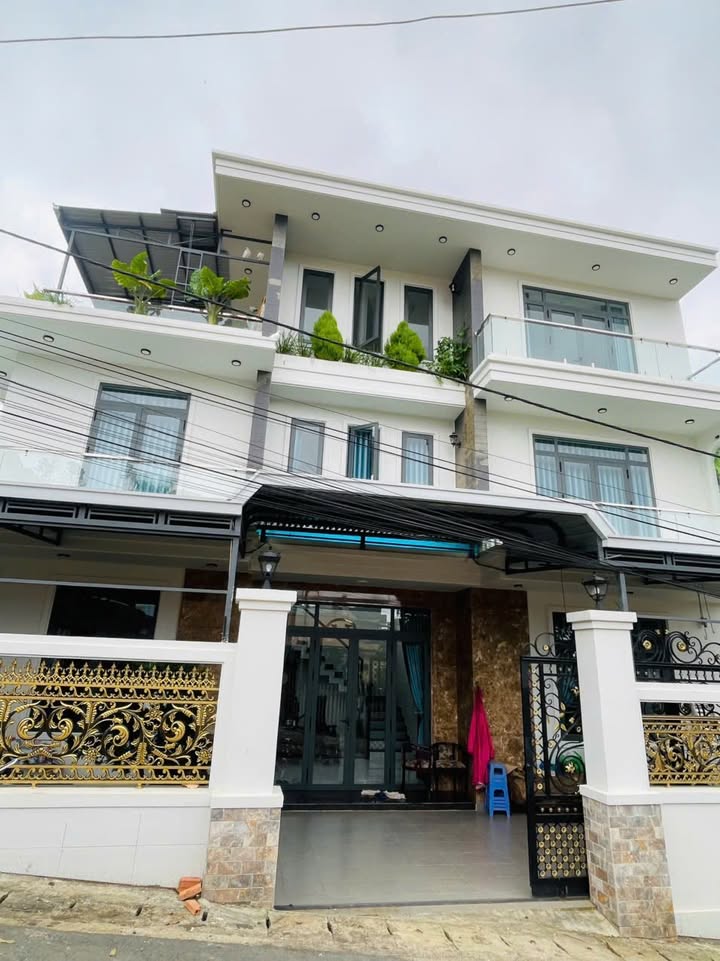 Nhà góc 2 mặt tiền Phường Langbiang Đà Lạt 195m² giá 11 tỷ - Thiết kế hiện đại, tiện nghi!