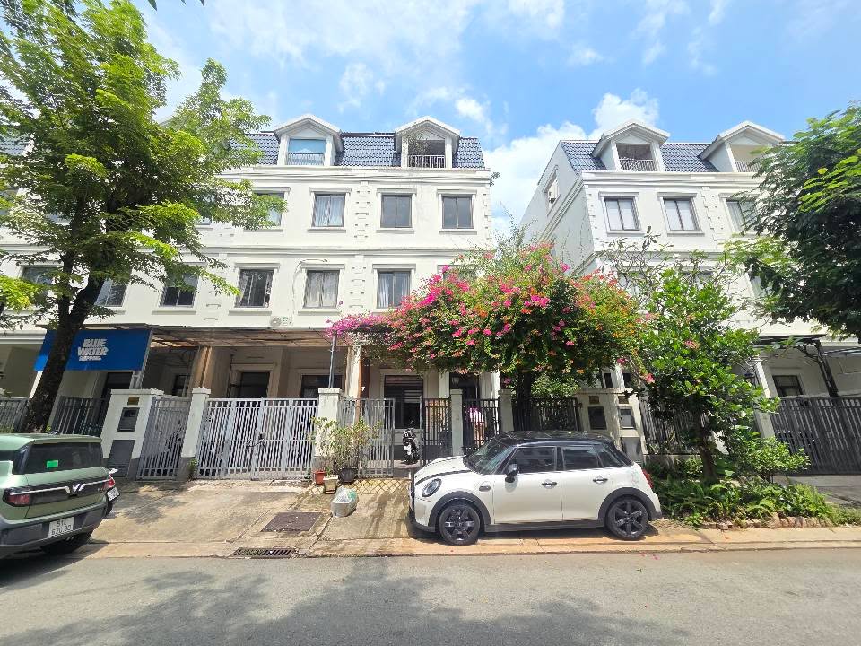 Cho thuê nhà phố khu biệt thự Lakeview Thủ Đức 200m² giá 30 triệu - Thiết kế hiện đại, không gian sống lý tưởng!