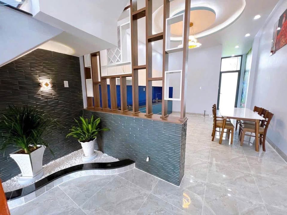 Nhà lầu mới đẹp hẻm 106 Võ Văn Môn, 92m² giá 2.8 tỷ - Sẵn sàng vào ở ngay!