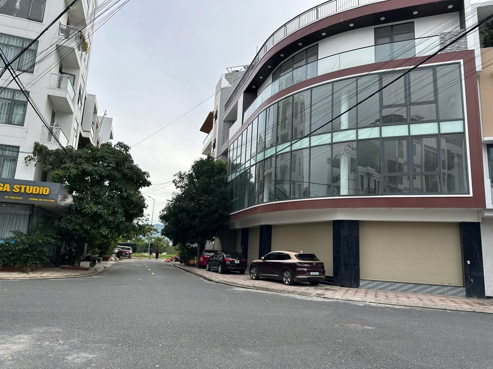 Nhà cho thuê 3 tầng + 1 tum lô góc tại Phước Hòa, Nha Trang 168m² - Kinh doanh tuyệt vời!