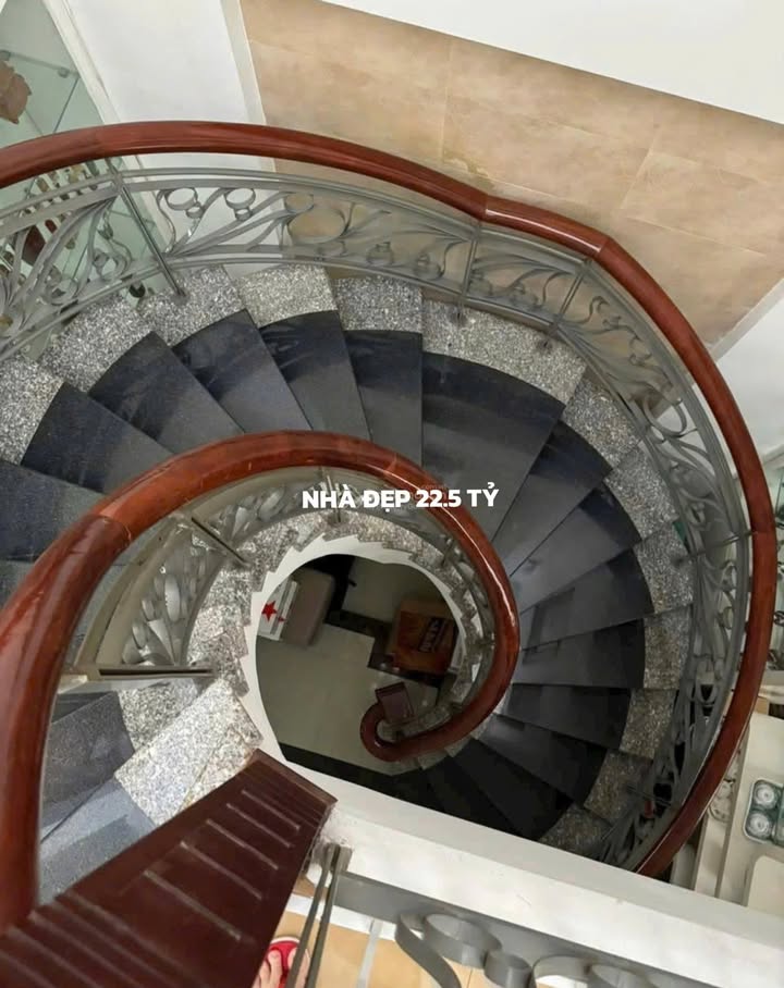 Nhà 2 tầng phường Tân Tiến Nha Trang 171m² giá 22.5 tỷ - Vị trí đẹp gần biển!