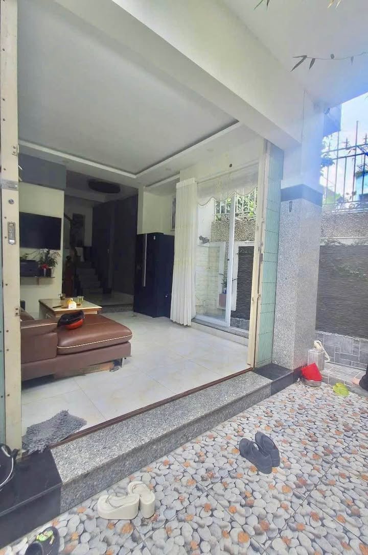 Nhà 2 Tầng 52m² hẻm Nguyễn Thái Học giá 2 tỷ - Gần biển Quy Nhơn!