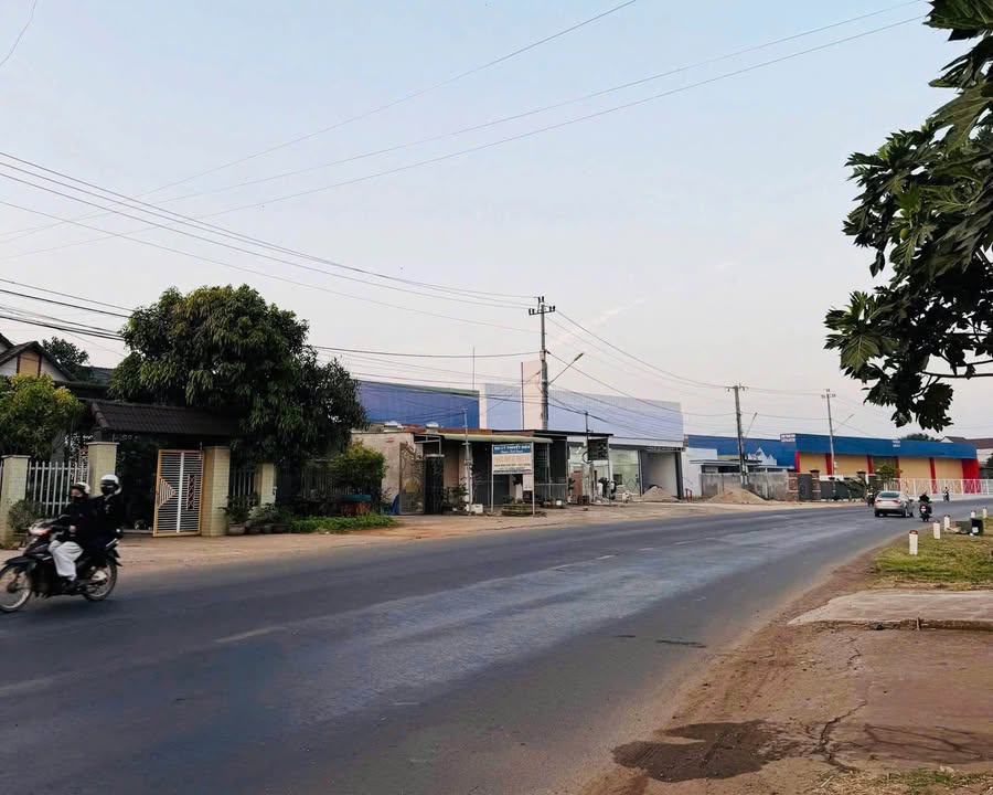 Nhà mặt tiền Quốc lộ 14, xã Hòa Phú, 235m² chỉ 2.6 tỷ - Kinh doanh thuận lợi!